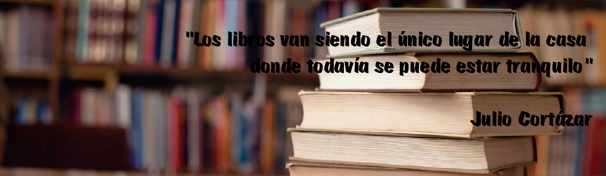 Estantería con libros variados